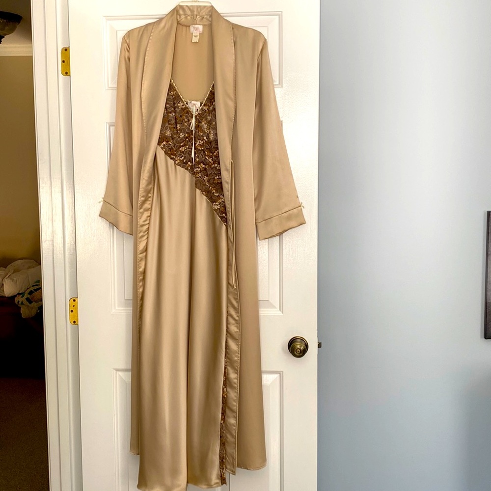 Like new. Gorgeous gown and robe set